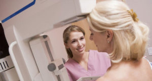 Mulher realizando mamografia