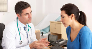 Mulher se consulta com o médico para saber os efeitos colaterais da reposição hormonal