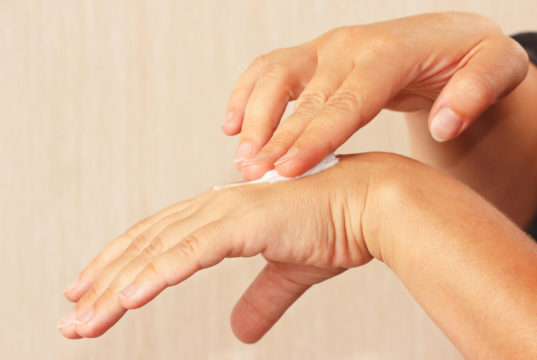 Pele, unhas e cabelo na menopausa tendem a ficar mais frágeis e até em mal estado nesse período. Confira nossas dicas para mudar isso!