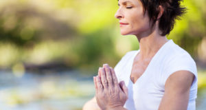 mulher meditando em meio a mudanças psicológicas da menopausa.