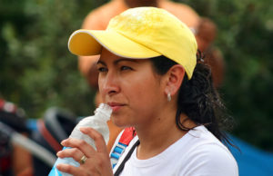 Beber água é ótimo para diminuir o inchaço da menopausa