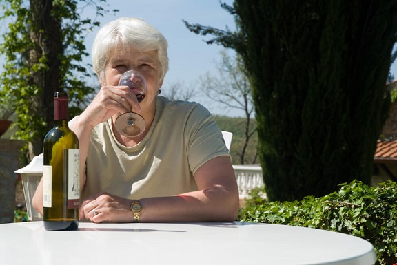 Você sabia que beber vinho na menopausa pode ajudar a aliviar seus sintomas? Confira seus efeitos na qualidade de vida e bem-estar da mulher.