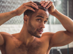 Homem verificando a perda de cabelo