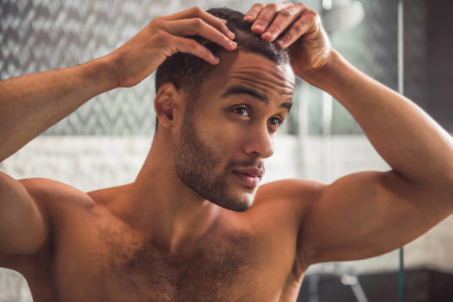 Homem verificando a perda de cabelo