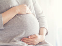 Mulher grávida que pode ter sintomas semelhantes ao da menopausa